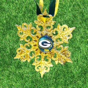 Green Bay PACKERS Football Handmade Snowflake *NEW*